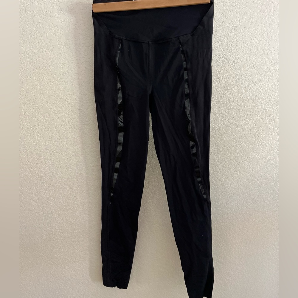 Lululemon black legging with shine and ribbed detail. Size 4. 7/8 length.